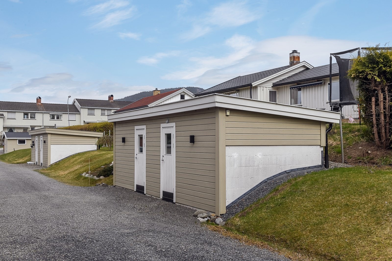 I tillegg til boder i kjelleren, disponerer eiendommen en halvpart av en frittstående bod bygget i 2015. Galleribilde