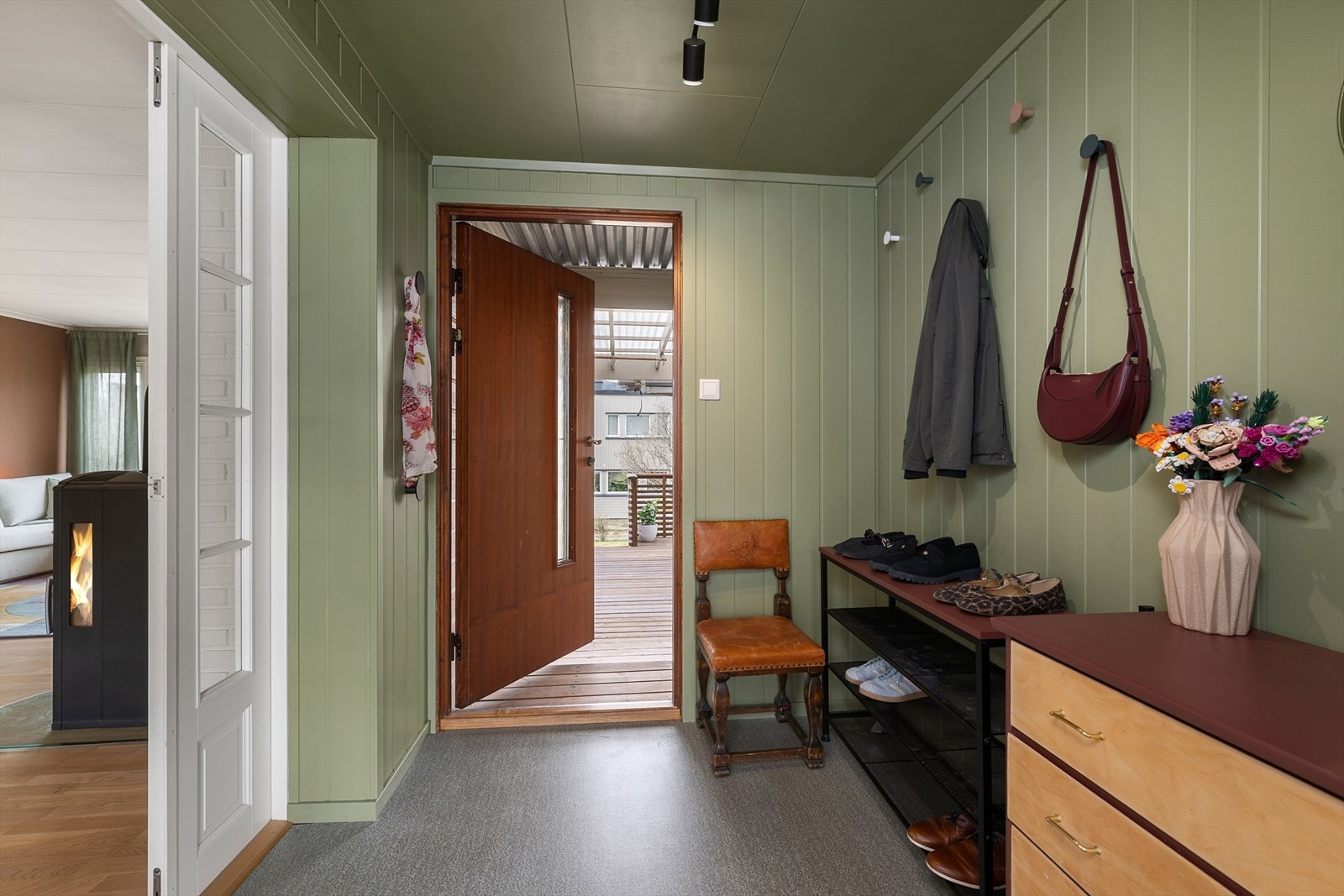 Vindfanget har panelkledde vegger og gjennomgang til terrassen på baksiden. Galleribilde