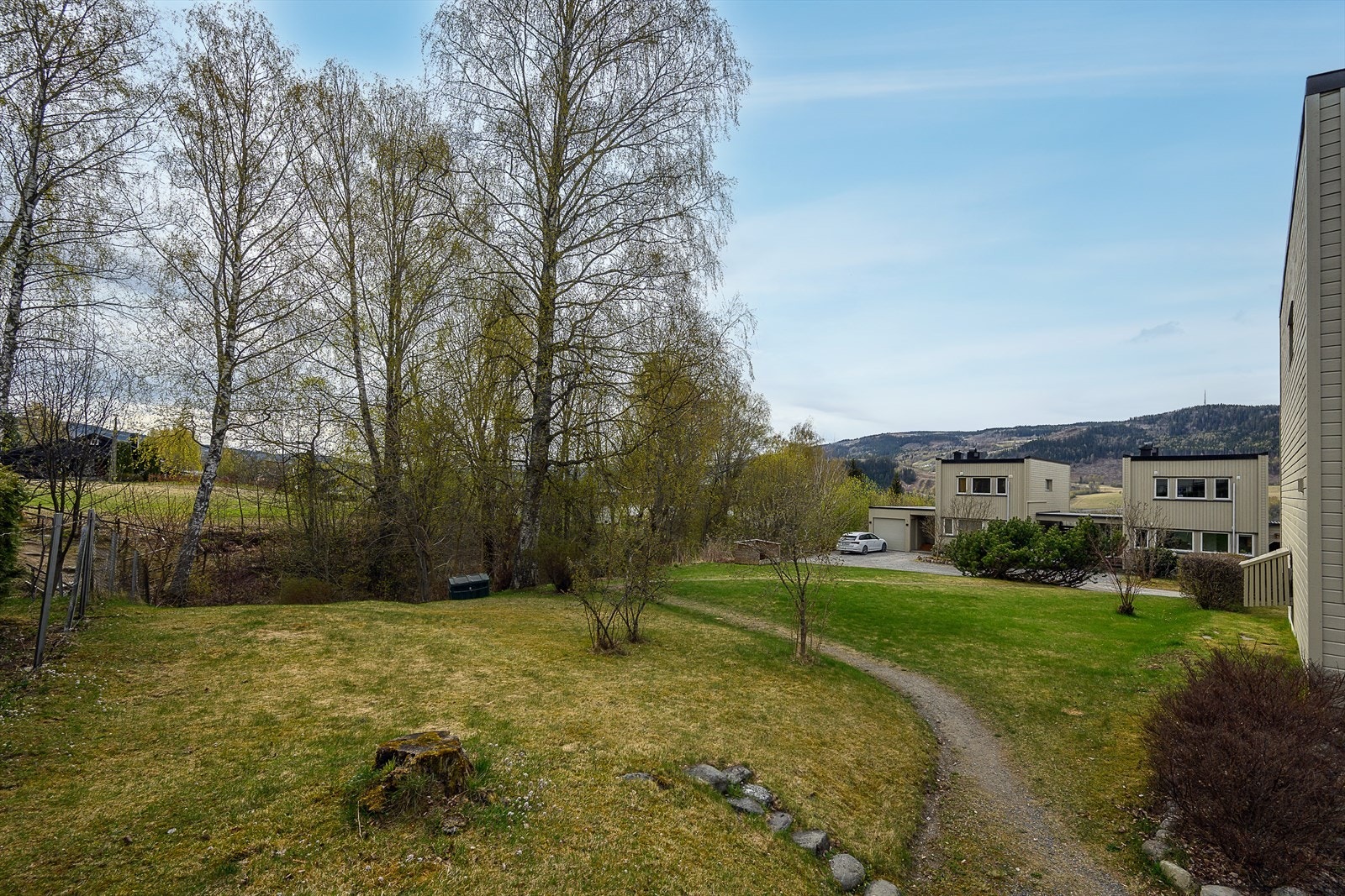 Eiendommen ligger i et barnevennlig område med lite trafikk, og har fine fellesarealer for borettslaget. Galleribilde