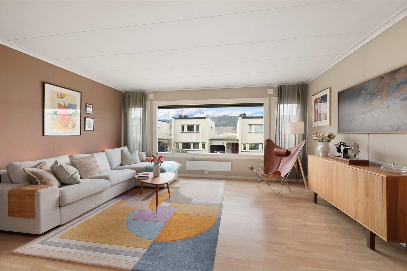 Stuen er lys og romslig, med god plass til en stor sofagruppe. Galleribilde