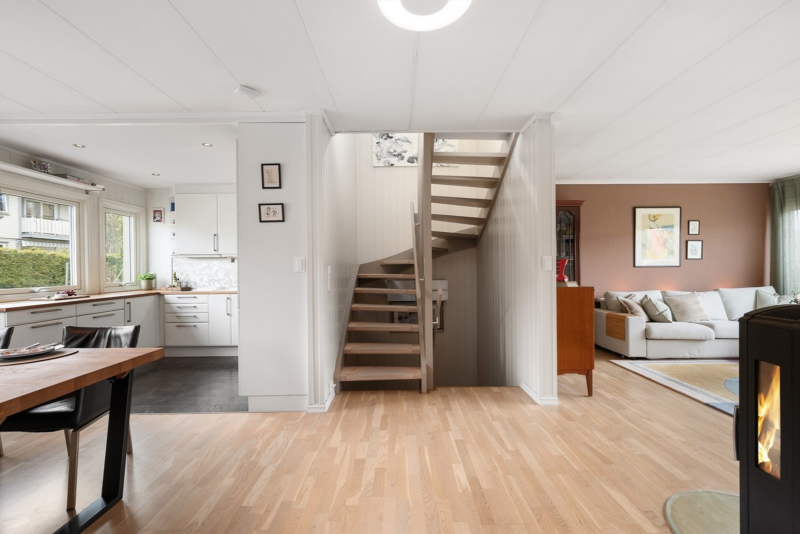 Den sentralt plasserte trappen i lakkert tre binder de tre etasjene sammen. Galleribilde