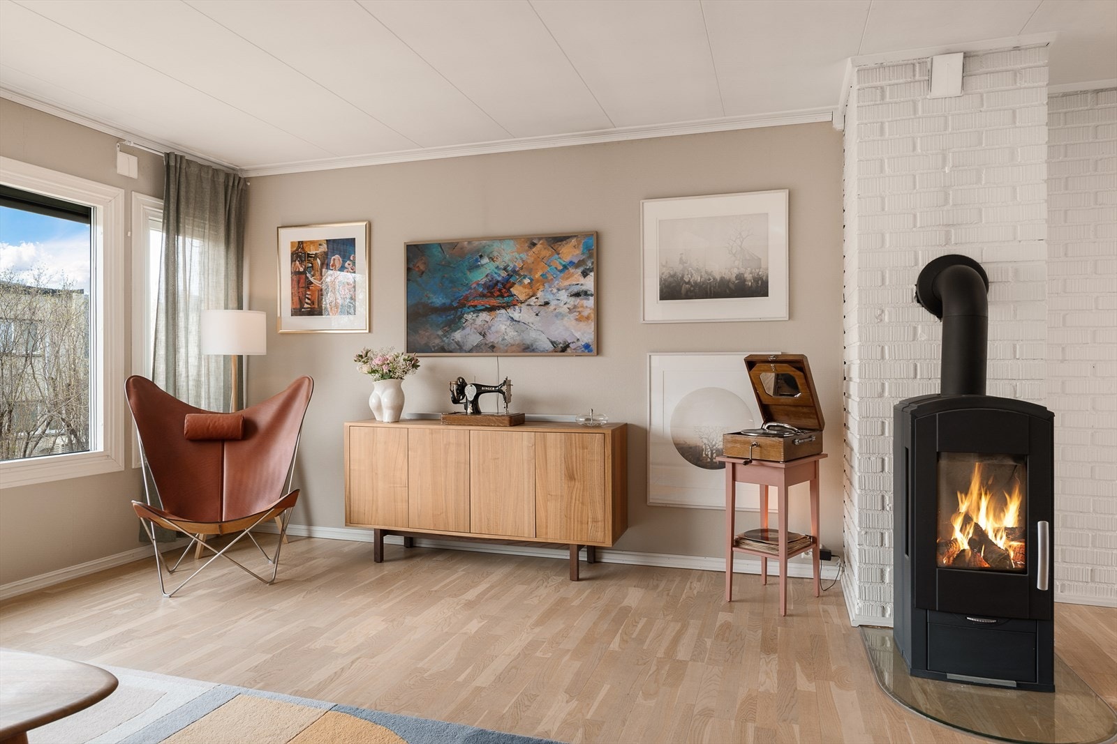En effektiv vedovn ved mursteinspipen sørger for lun varme på kalde dager. Galleribilde