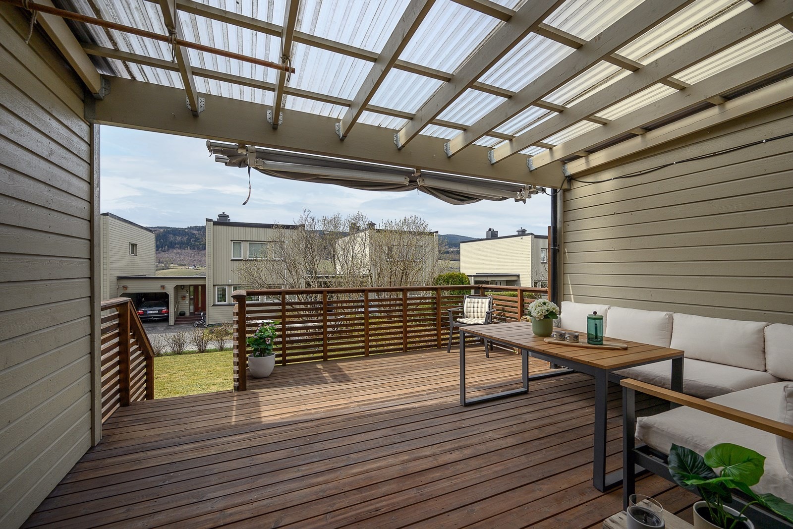 Terrassen har et areal på hele 24 m² og er tilgjengelig via en utvendig trapp. Galleribilde