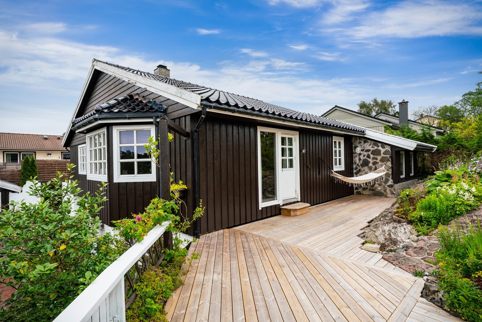 Terrassen holder god plass til innredning, med areal på hele 40 kvm. Her sitter man usjenert med gode solforhold gjennom store deler av døgnet Galleribilde