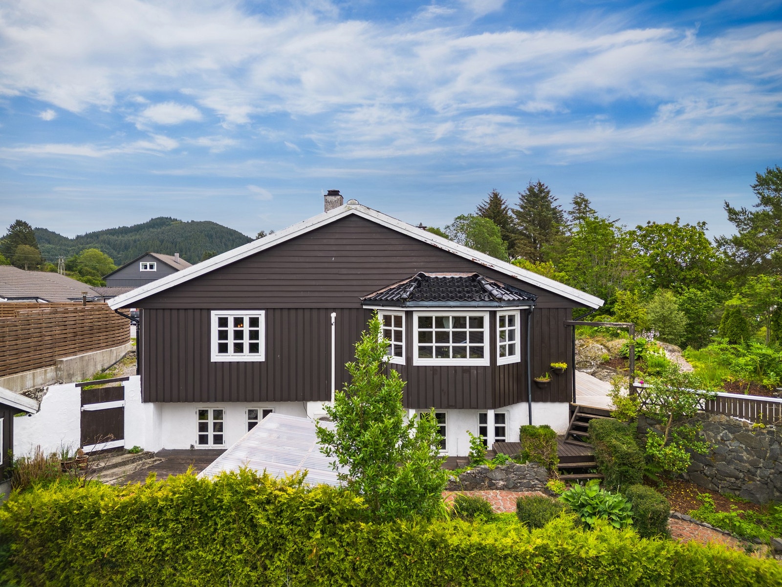 Alt i alt fremstår eiendommen som velholdt og komplett. Med kort gange til det meste av servicetilbud og fasiliteter.
Velkommen på visning! Galleribilde
