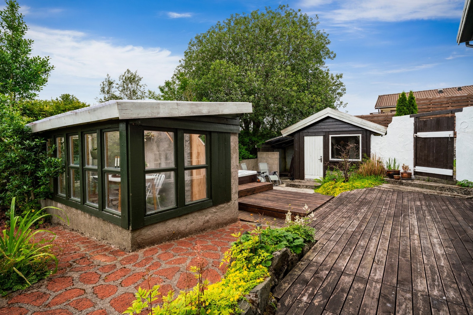 Boligen har terrasse på både fremsiden av huset og baksiden Galleribilde
