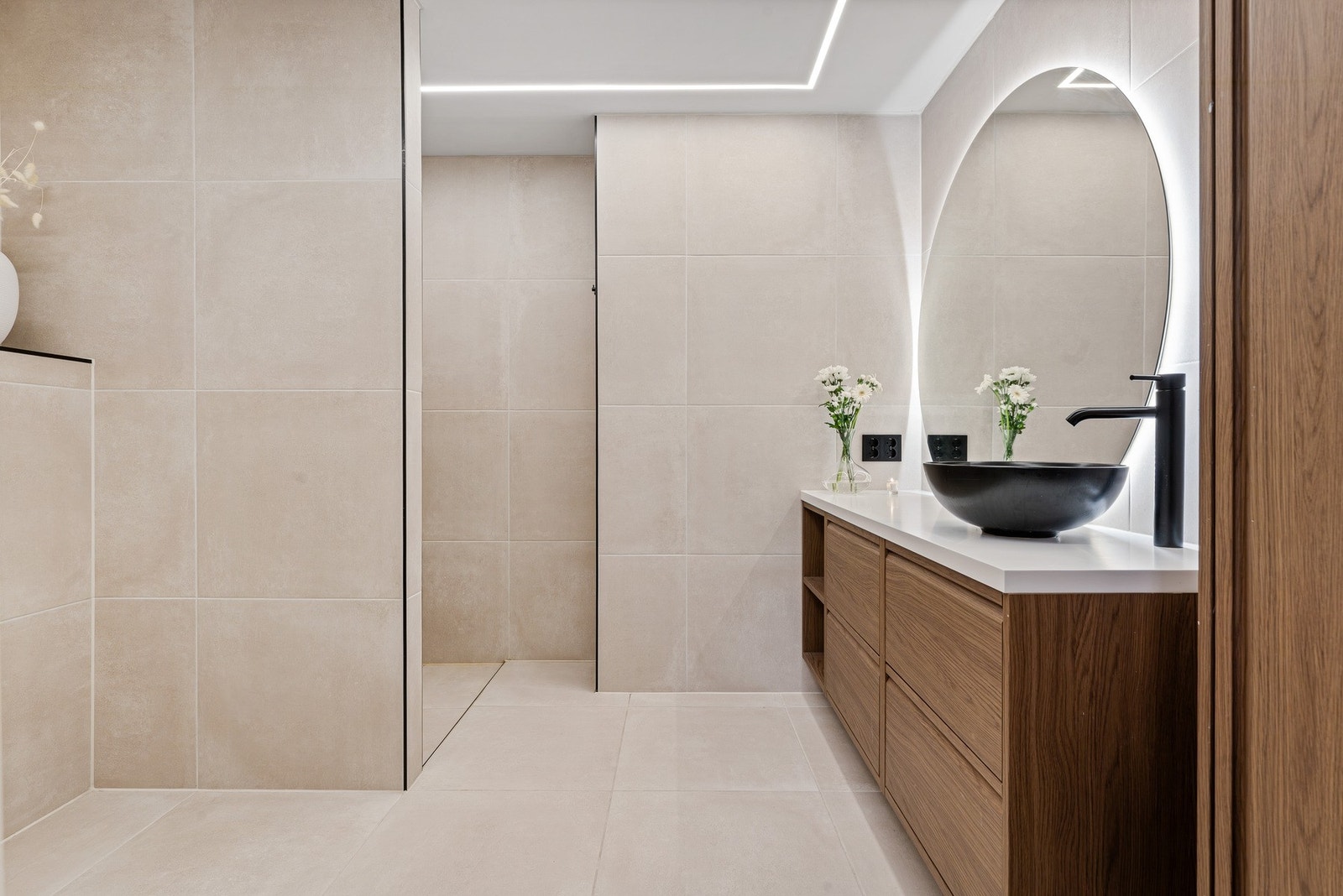 Badet er lagt med keramiske storformatfliser i 60x60 på vegger og gulv Galleribilde