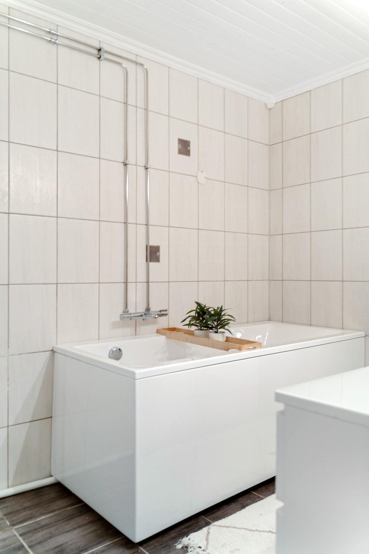 Våtrommet er innredet med dusj, gulvmontert wc, håndvask med underskap og nytt badekar Galleribilde