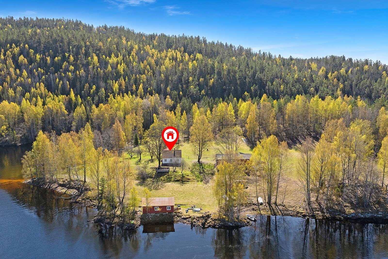 Eiendommen har en sjarmerende beliggenhet med utsyn over Tok
e. Galleribilde