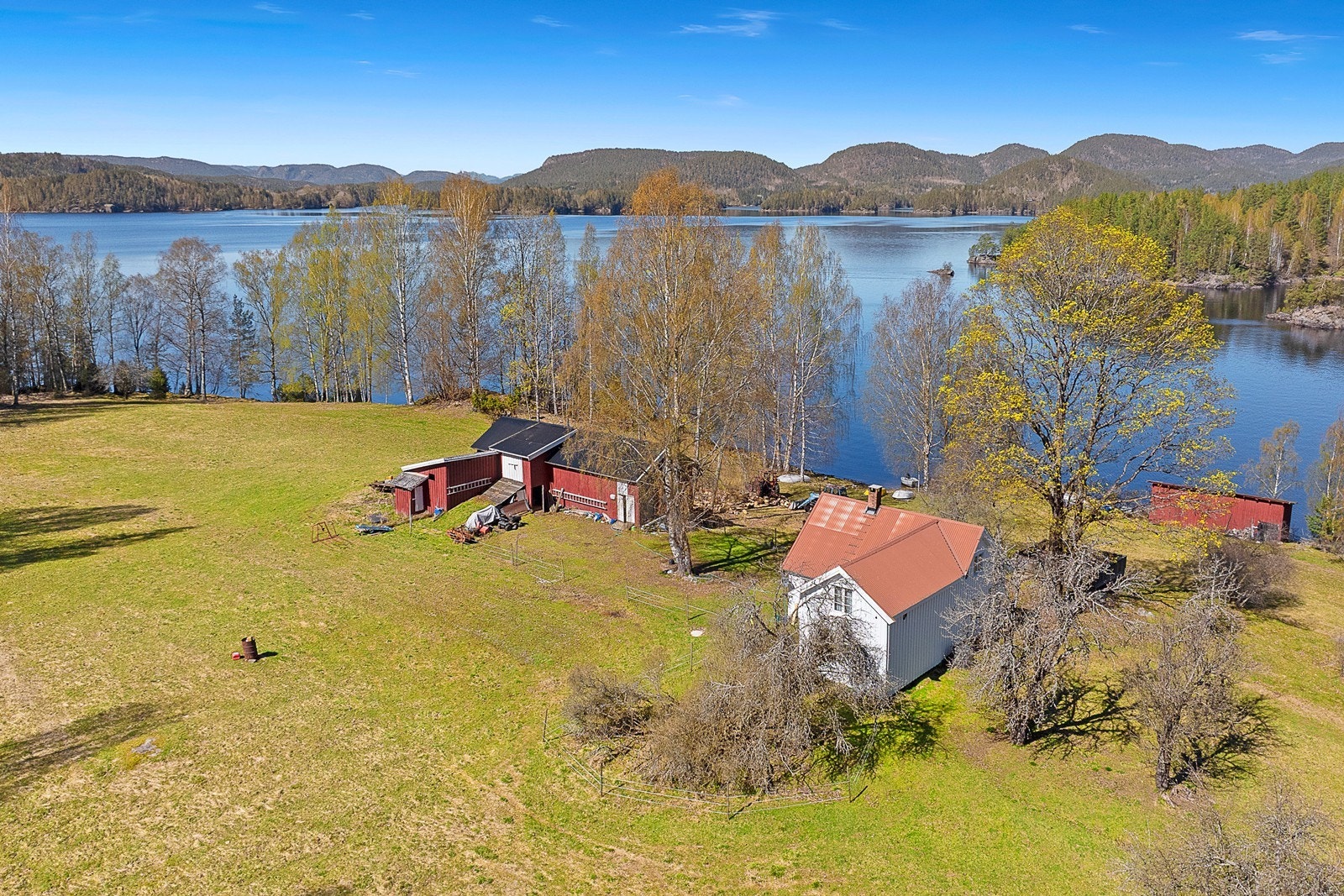 Eiendommen har en stor tomt med strandlinje mot To
ke, som er et ferskvann. Galleribilde