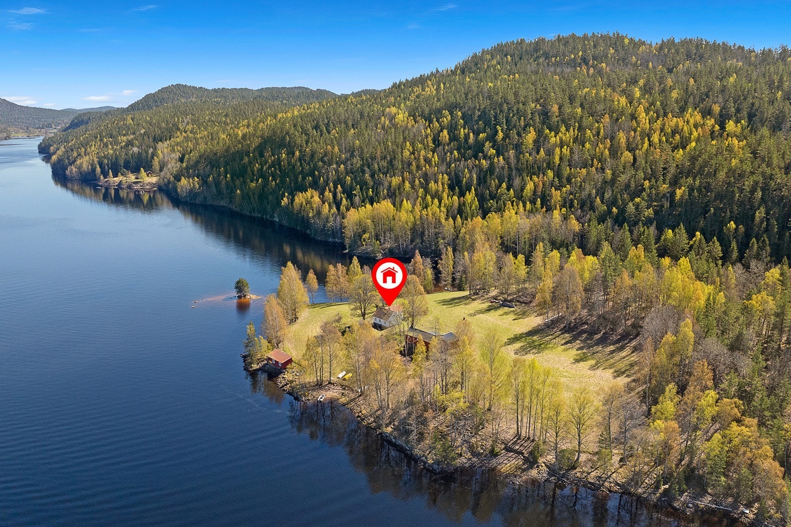 Adkomst til eiendommen skjer med båt, og det er ikke boplikt. Galleribilde