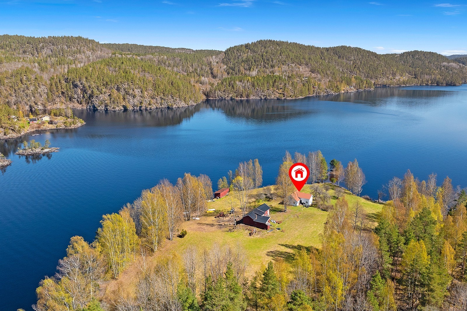Eiendommen har en naturlig og solfylt plassering i vakre omgivelser ved Tok
e. Galleribilde