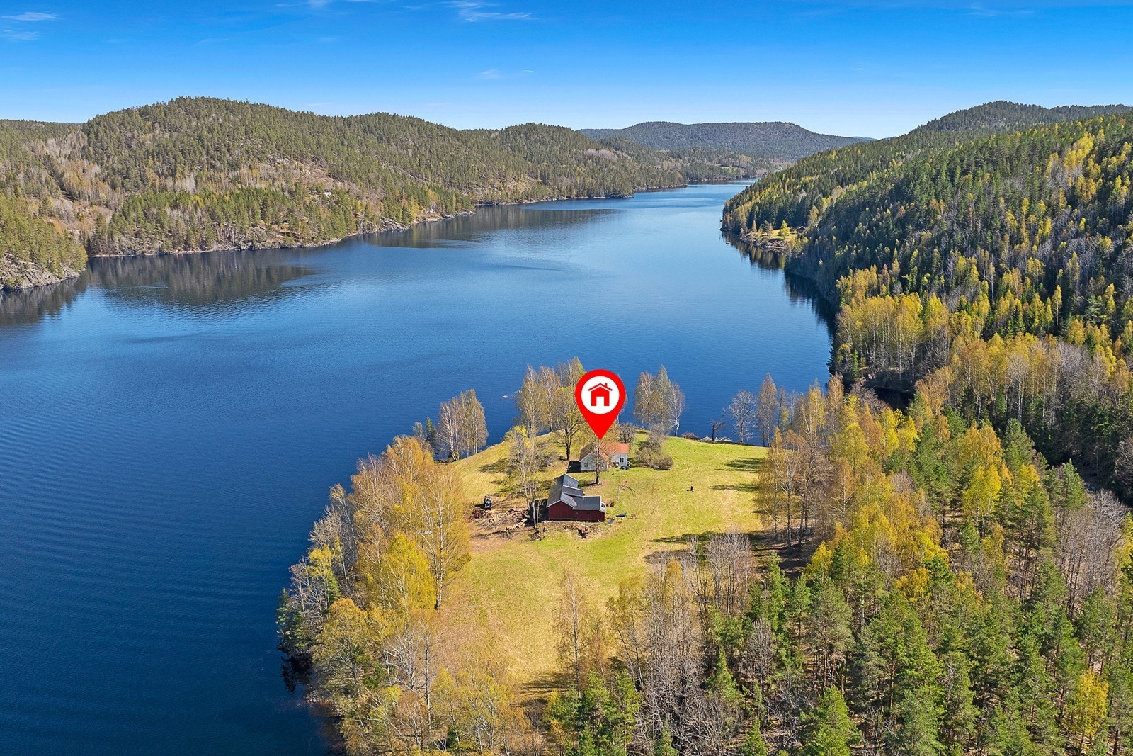 Eiendommen har en stor tomt med strandlinje til To
ke, som er et ferskvann. Galleribilde