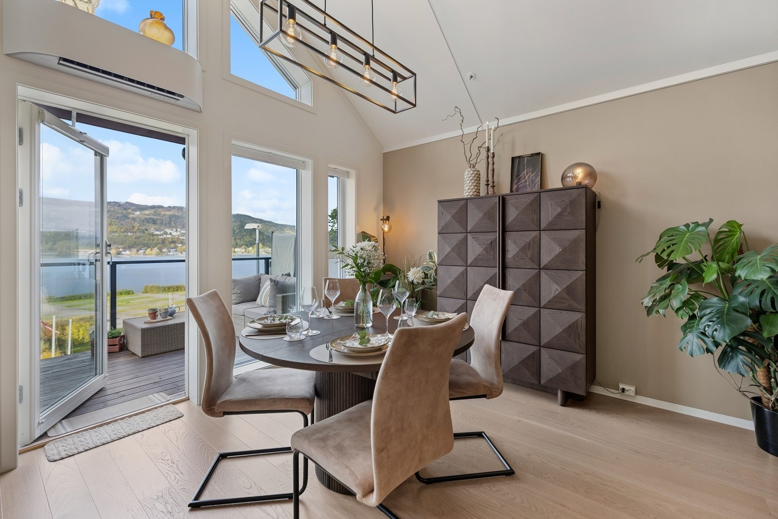 Stuen er møbleringsvennlig utformet med plass til både sofa- og spisegruppe. Galleribilde