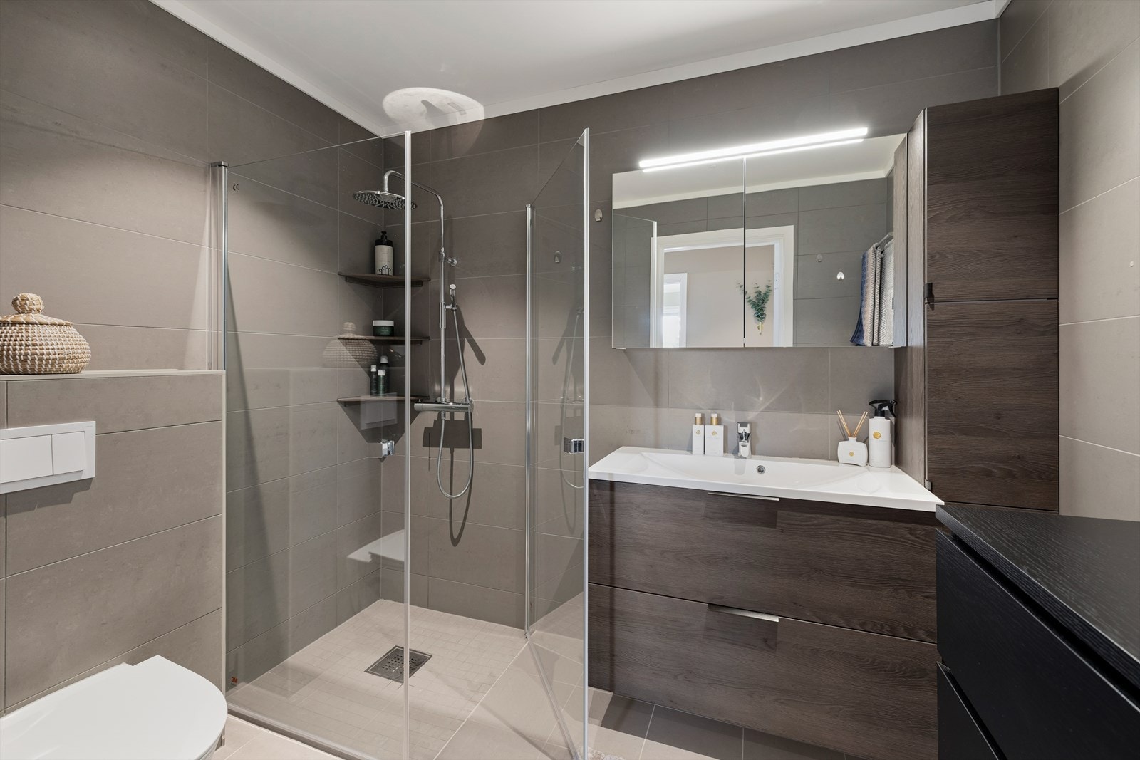 Badet fremstår som moderne og delikat, med fliser på både gulv og vegger samt malte plater i himlingen. Innredning med god kapasitet. Galleribilde