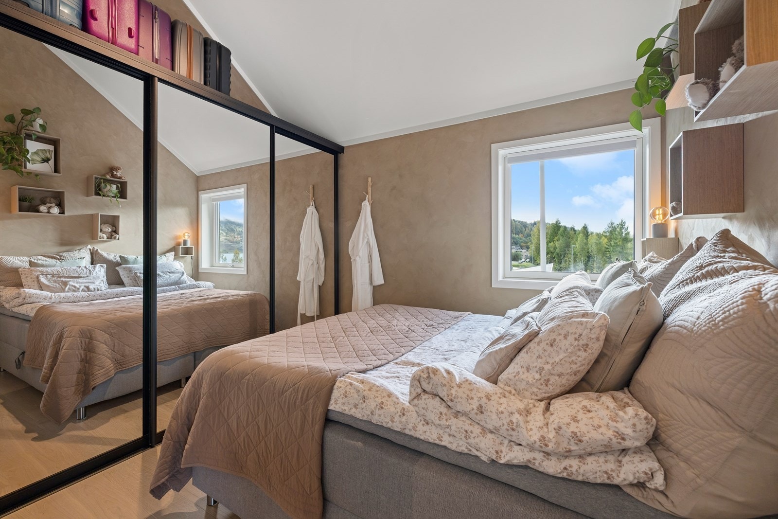 Leilighetens hovedsoverom ligger vegg-i-vegg med stue/kjøkken, og er utstyrt med en romslig, plassbygget garderobe med ekstra oppbevaring over. Galleribilde