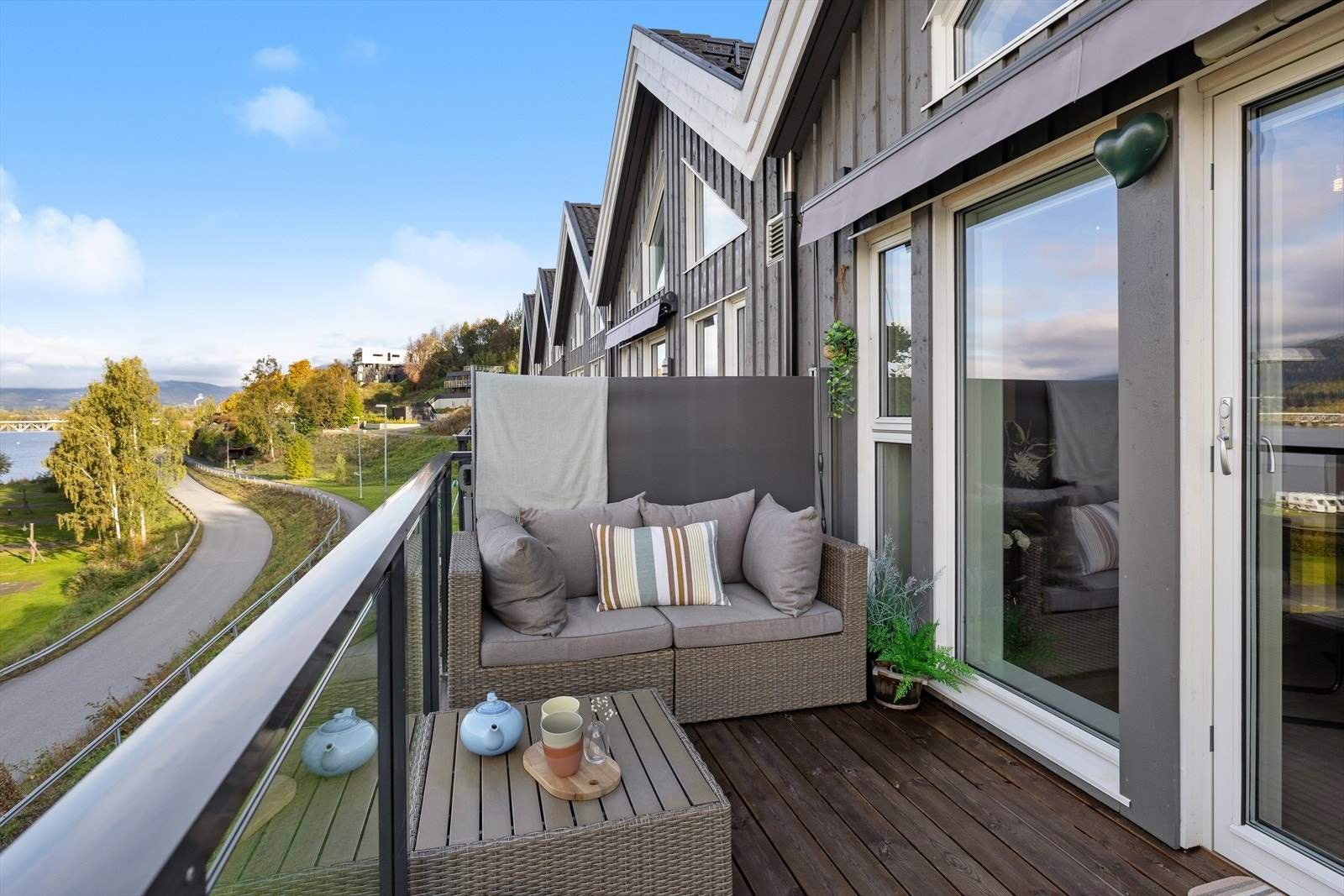 Fra stue/kjøkken er det direkte utgang til veranda på ca. 8 m2, noe som gjør at du enkelt kan ta med måltidet ut i det fri og nyte den flotte utsikten. Galleribilde