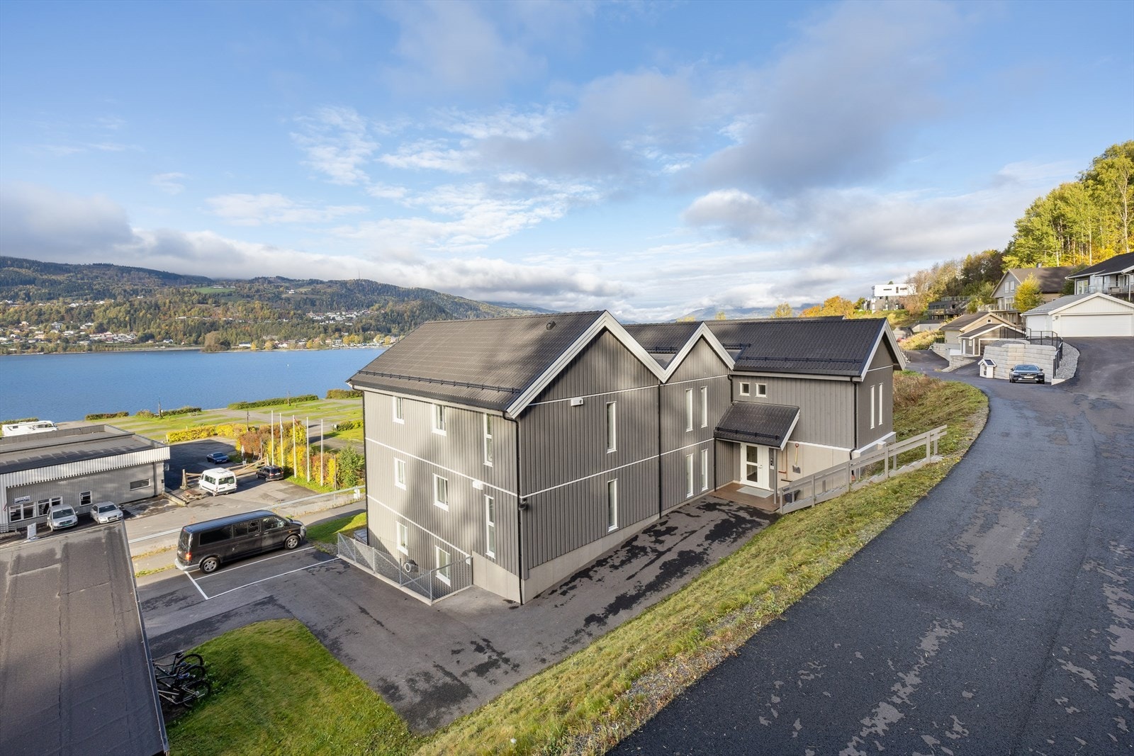 Sameiet Strandhagen har en attraktiv beliggenhet like ovenfor Lillehammer Camping, kun et steinkast fra Mjøsa. Her bor du i flotte og rolige omgivelser, omtrent 2,5 km sør for Lillehammer sentrum. Galleribilde