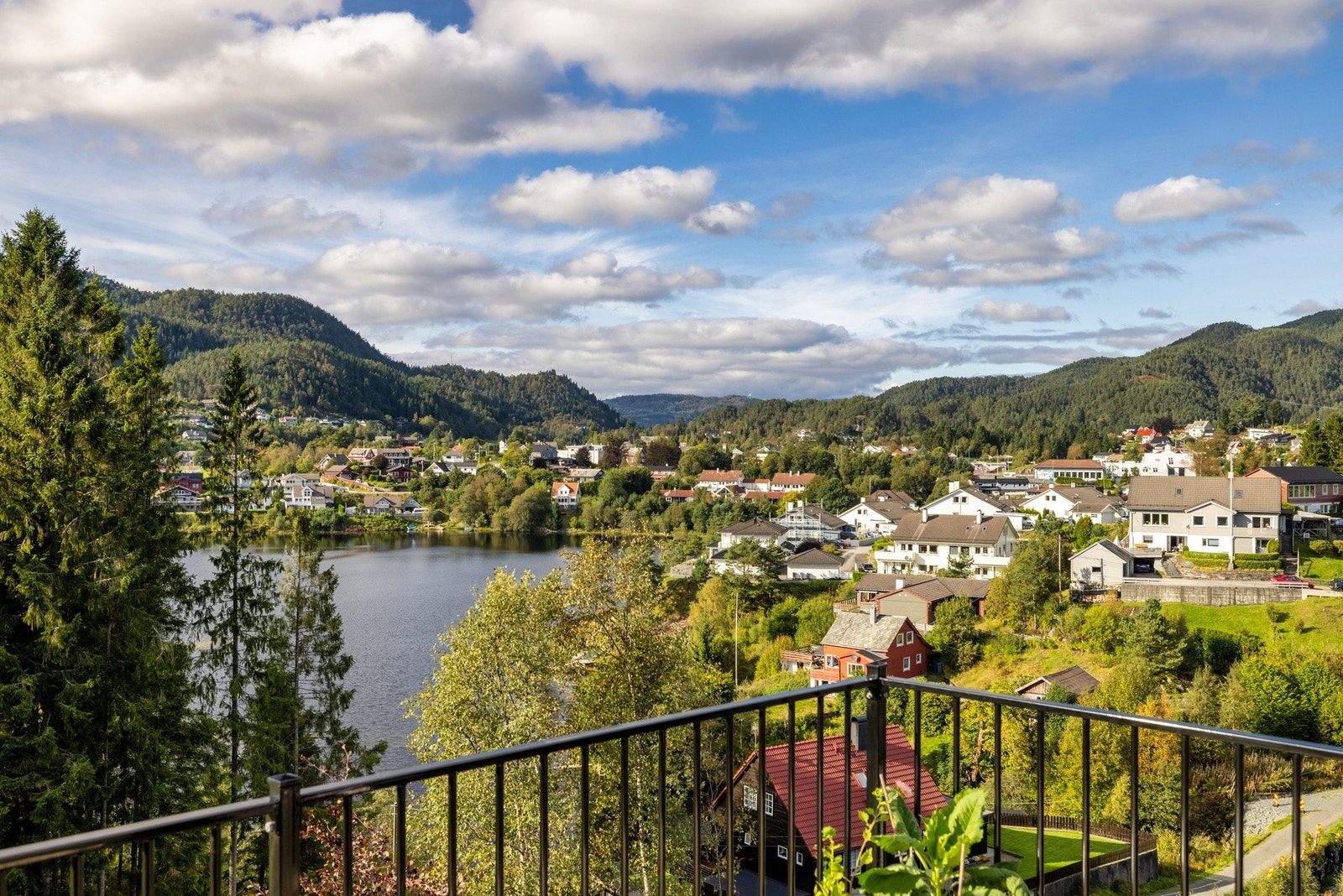 Flott utsikt over Vinddalsvatnet. Galleribilde