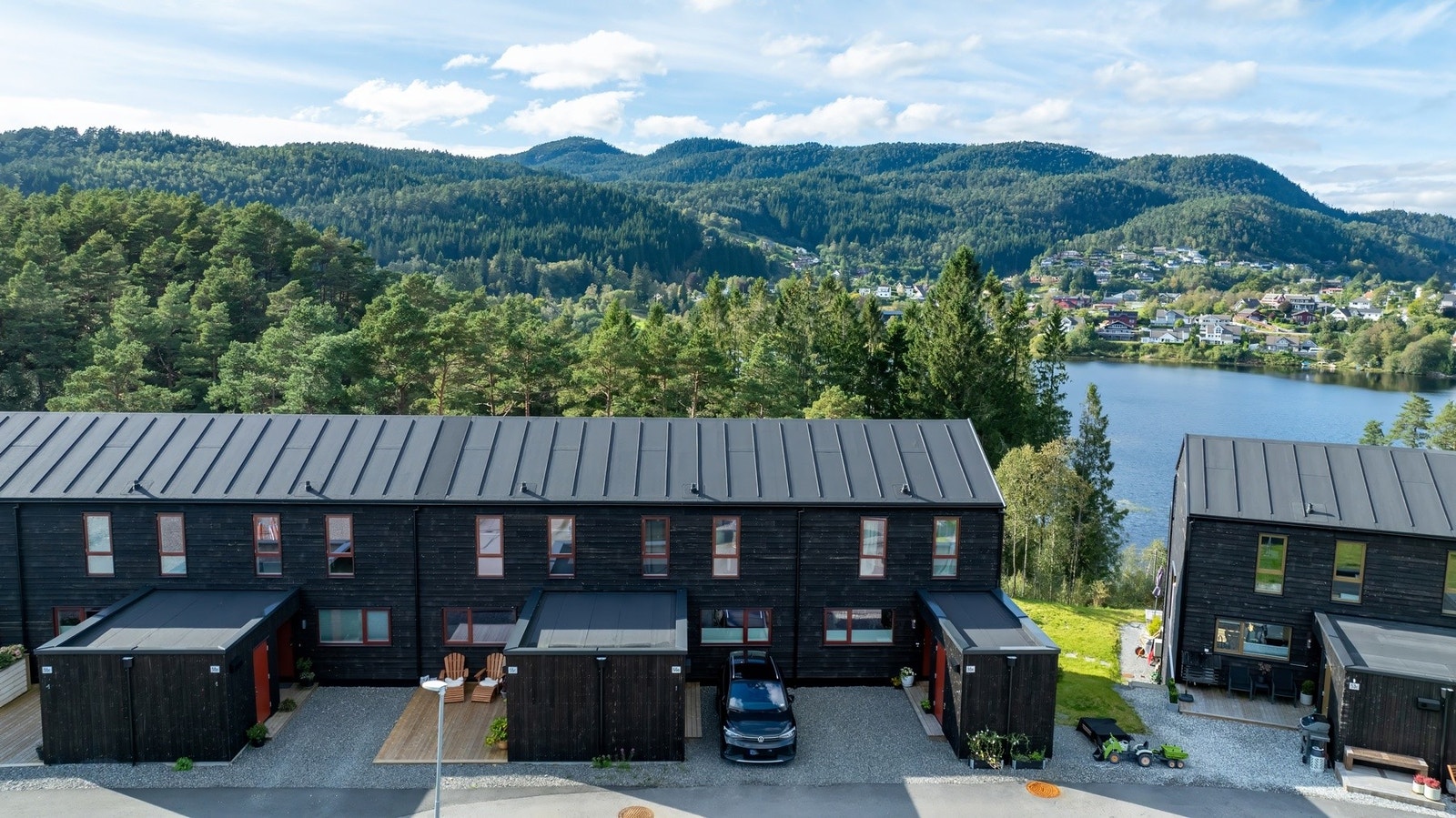 Ved inngangsparti er det også rom for en biloppstillingsplass foran egen bolig. Galleribilde