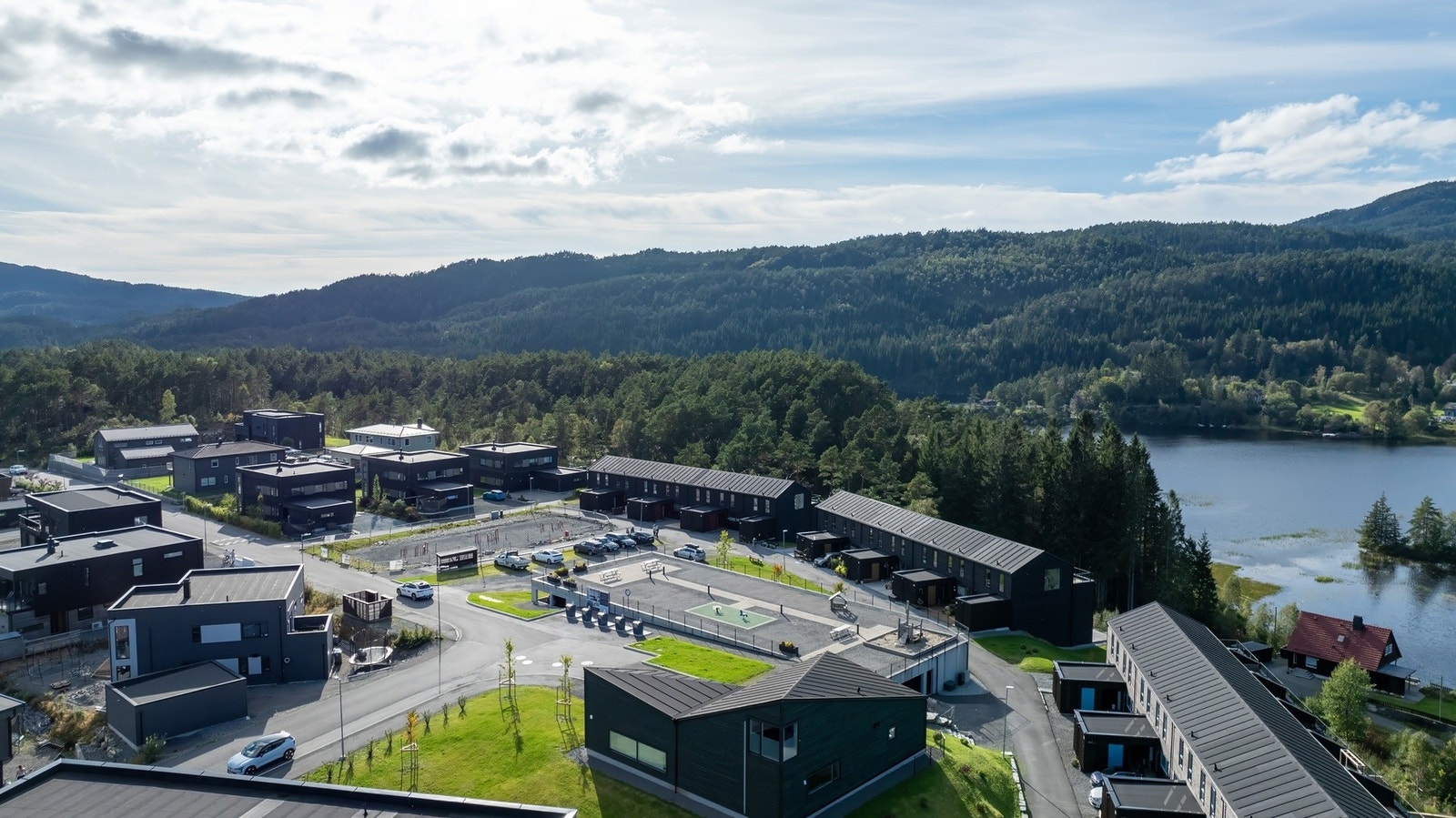 Et nyere og veletablert boligområde i barnevennlige omgivelser. Galleribilde