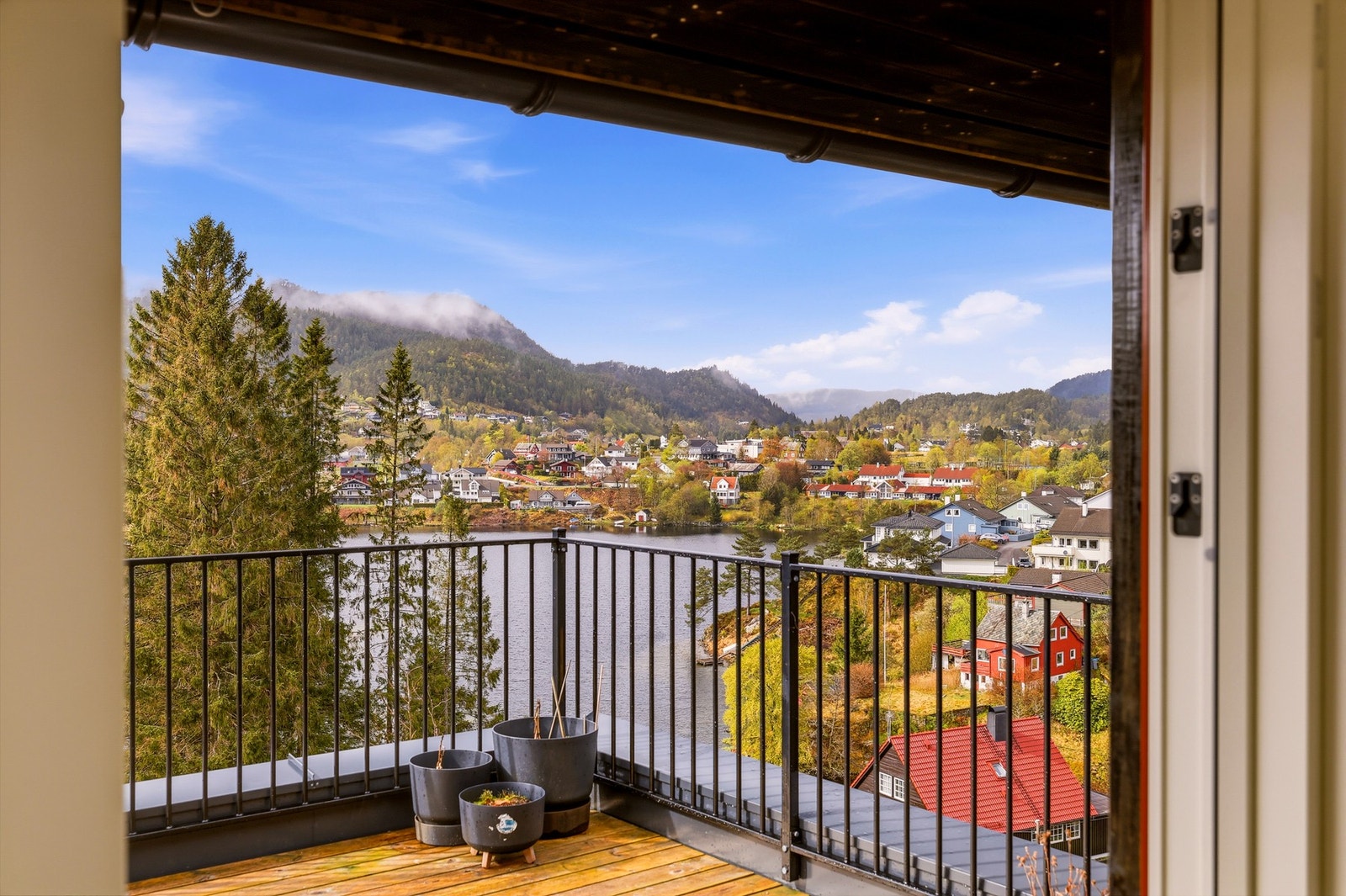 Fra denne etasjen får du tilkomst til boligens lekre takterrasse. Galleribilde