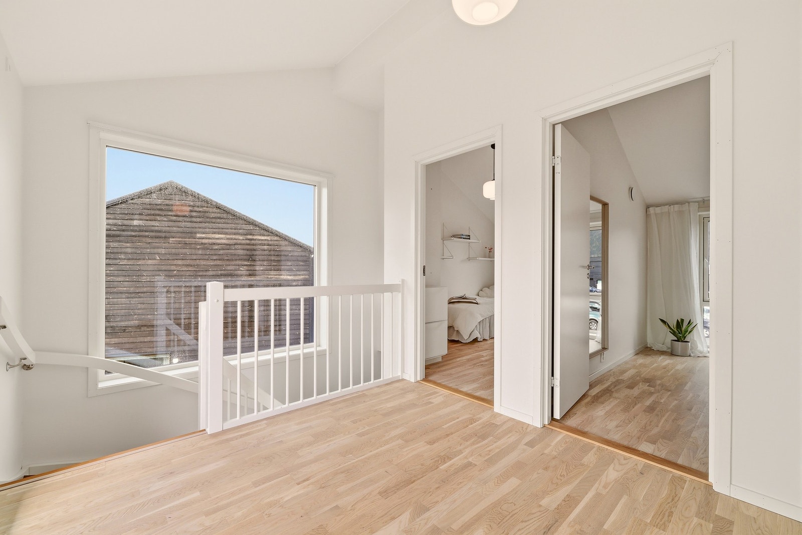 Overetasjen byr også på to gode soverom og baderom. Galleribilde