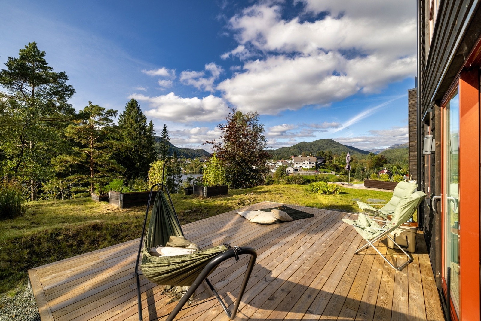 Med adkomst til boligens flotte markterrasse. Galleribilde