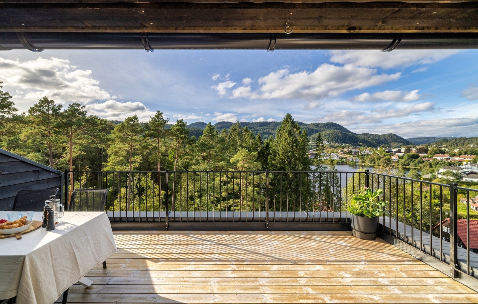 Den flotte terrassen måler hele 24 m². Galleribilde