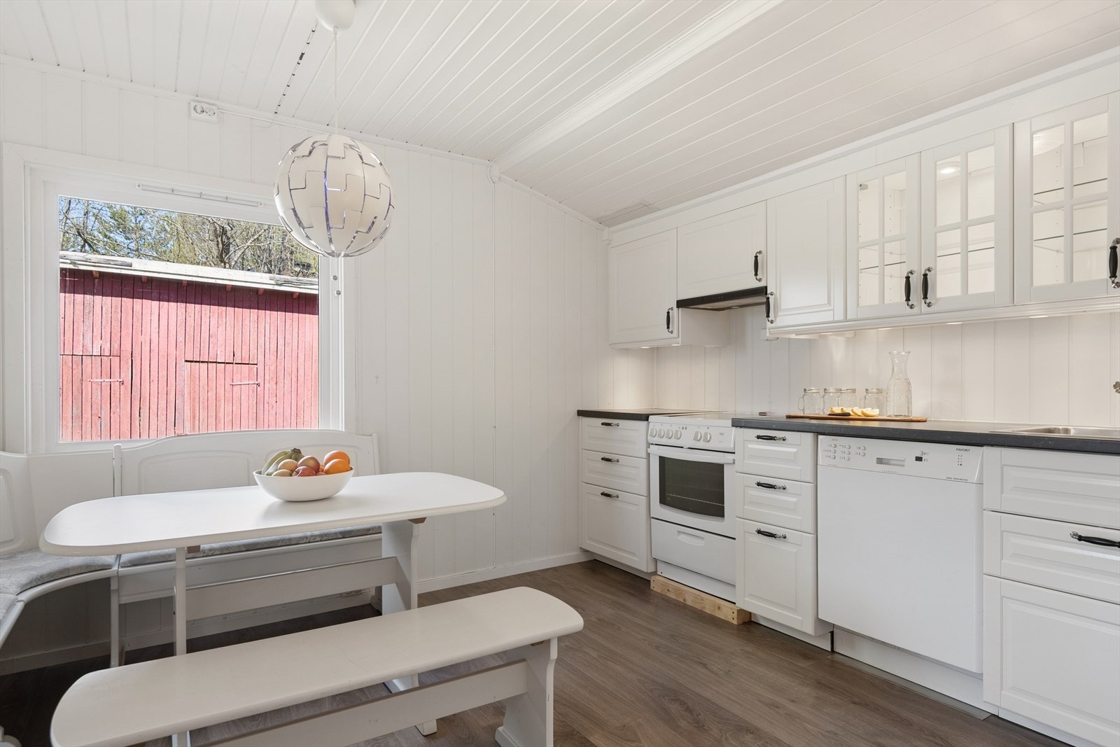 Det er plass for frittstående komfyr, oppvaskmaskin og kjøleskap. Galleribilde