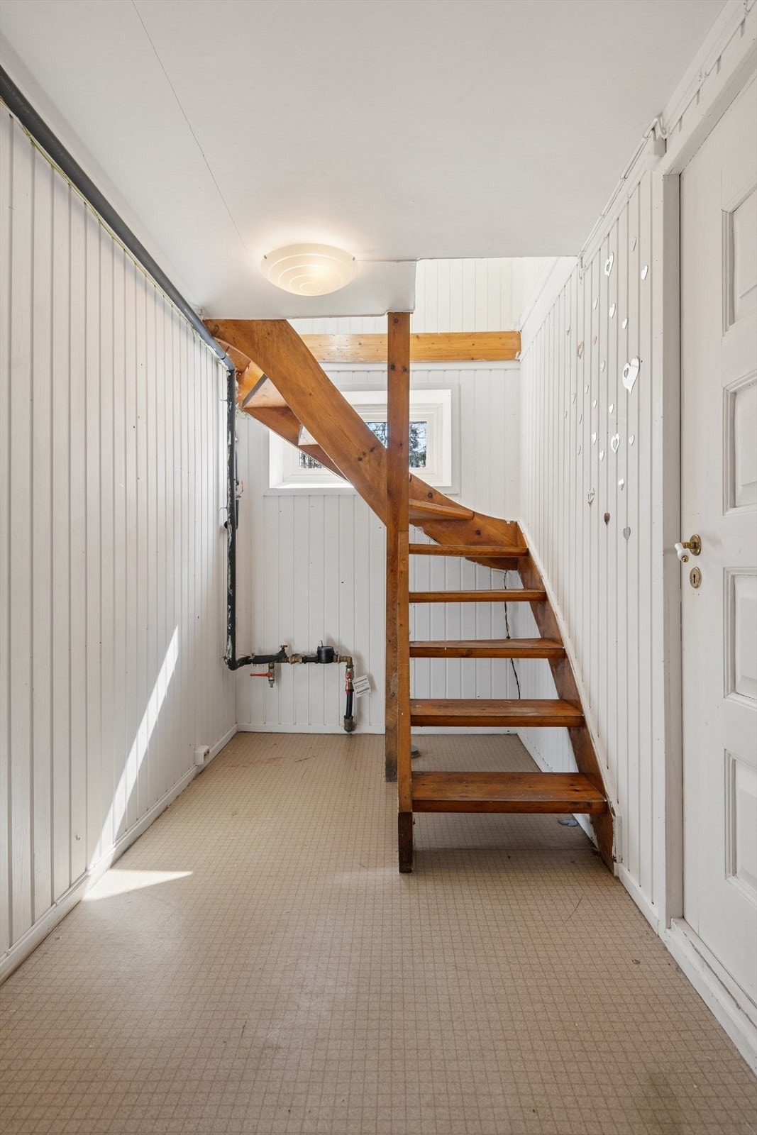 Den lakkerte tretrappen forbinder de to etasjene. Galleribilde