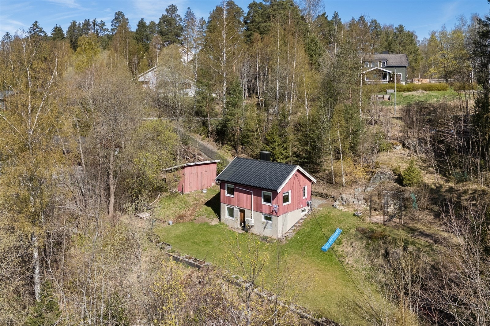 Eiendommen ligger i et etablert og barnevennlig boligområde, og er et spennende oppussingsobjekt med stort potensial. Galleribilde