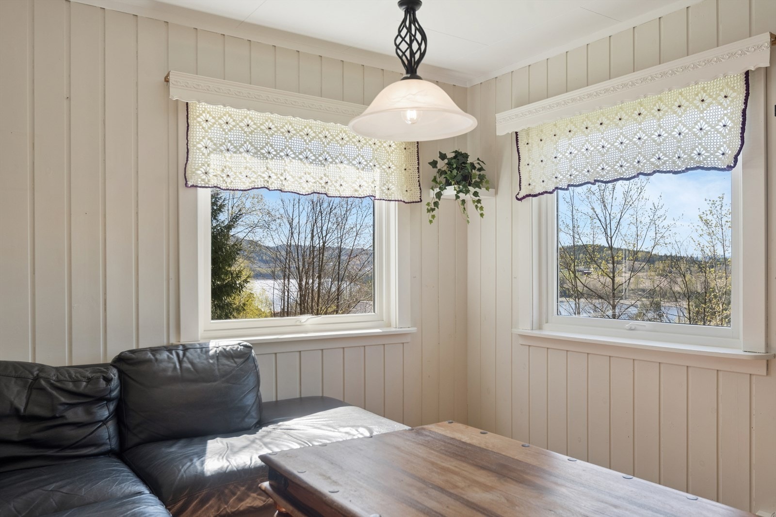 Fra stuen er det utsikt mot Mjøsa gjennom vinduer med 2-lags isolerglass fra 2006. Galleribilde