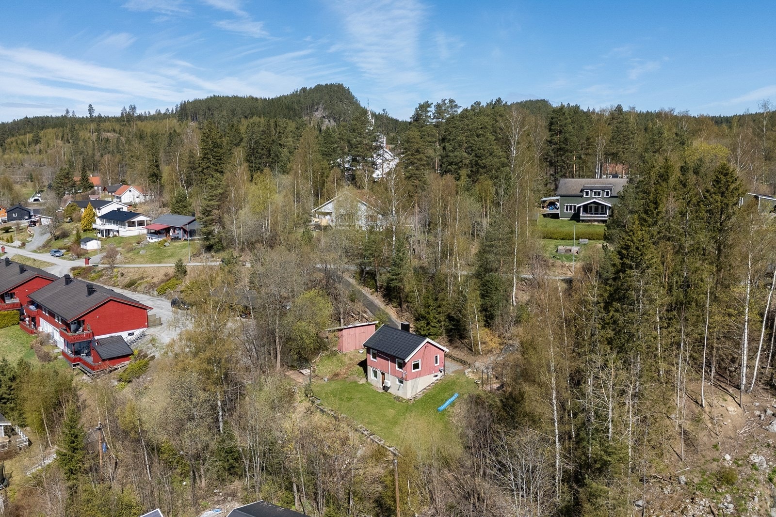 Eiendommen har en barnevennlig beliggenhet med kort gangavstand til både Tangen barnehage og Tangen skole. Galleribilde