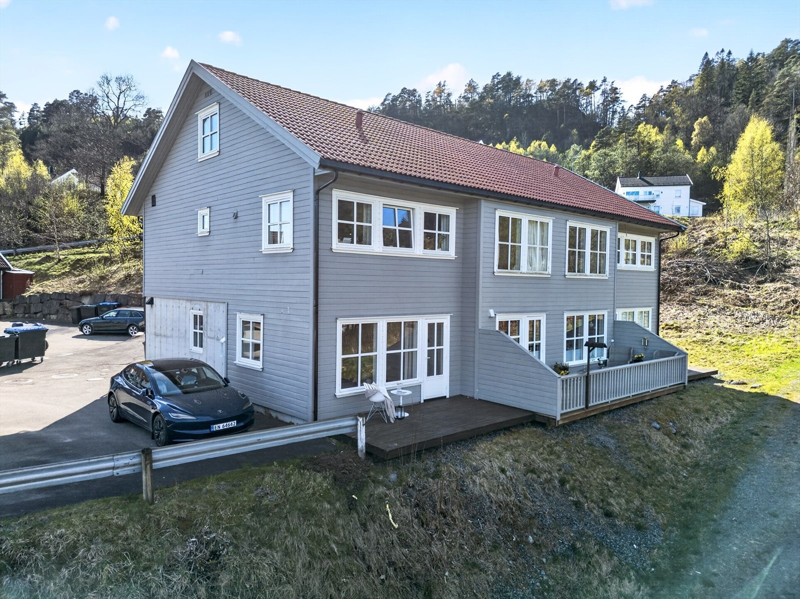 Leiligheten ligger i 1.etasje med terrasse i forkant. Galleribilde