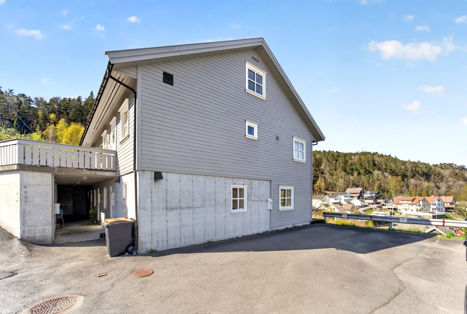 Fasade side. Det er en parkeringsplass som tilhører leiligheten. Galleribilde