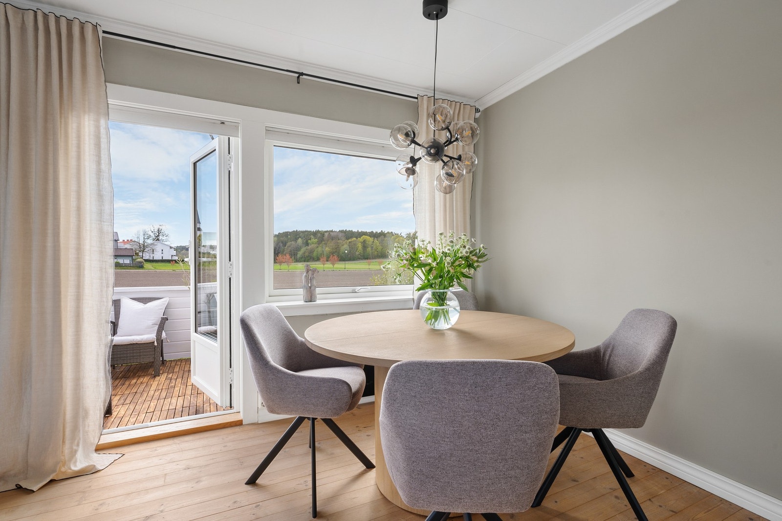 Leiligheten inneholder entré, baderom, kjøkken, stue og 3 soverom. Galleribilde