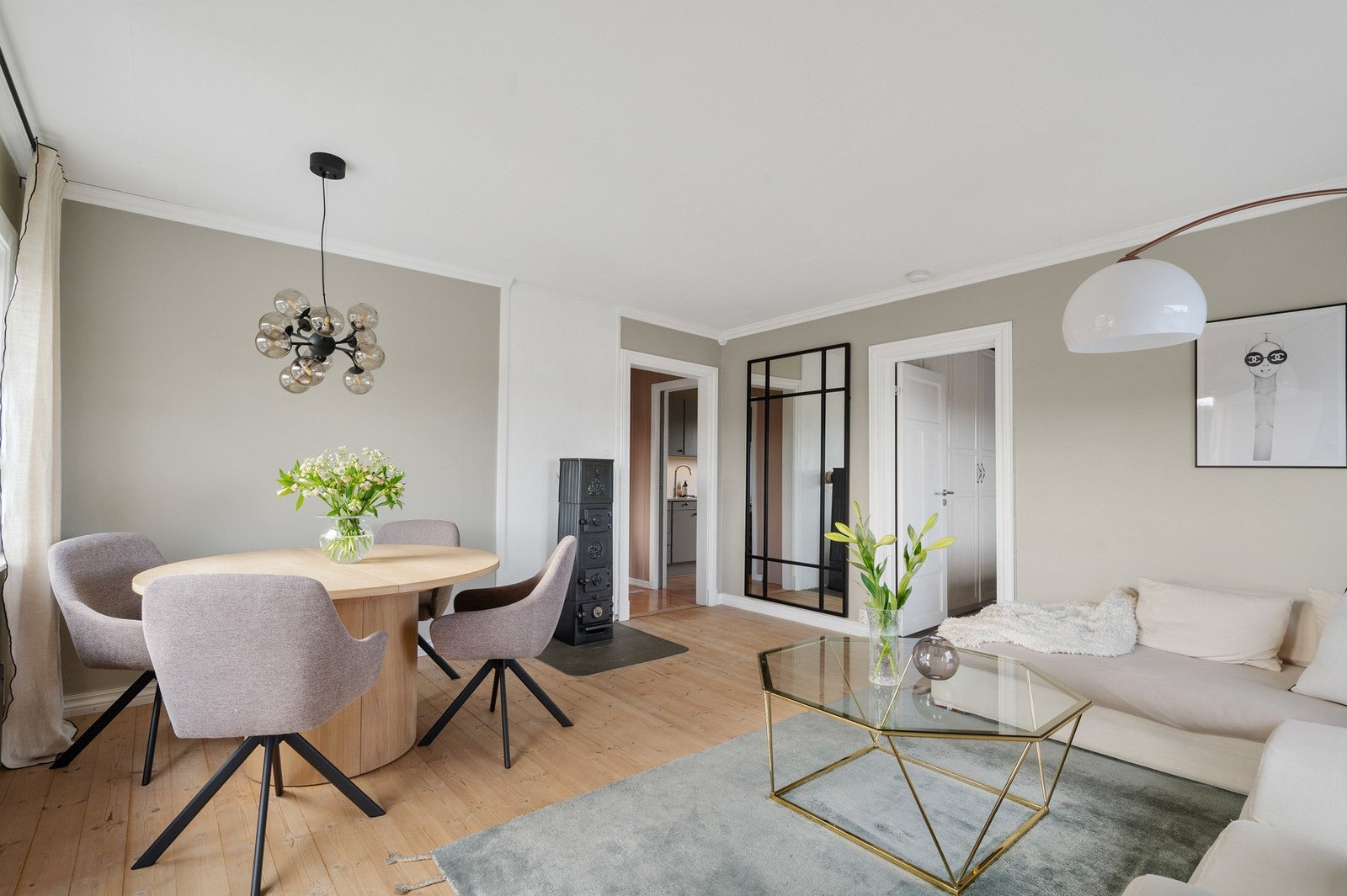 Stuen er stor og romslig med god plass til ønsket innredning. Galleribilde