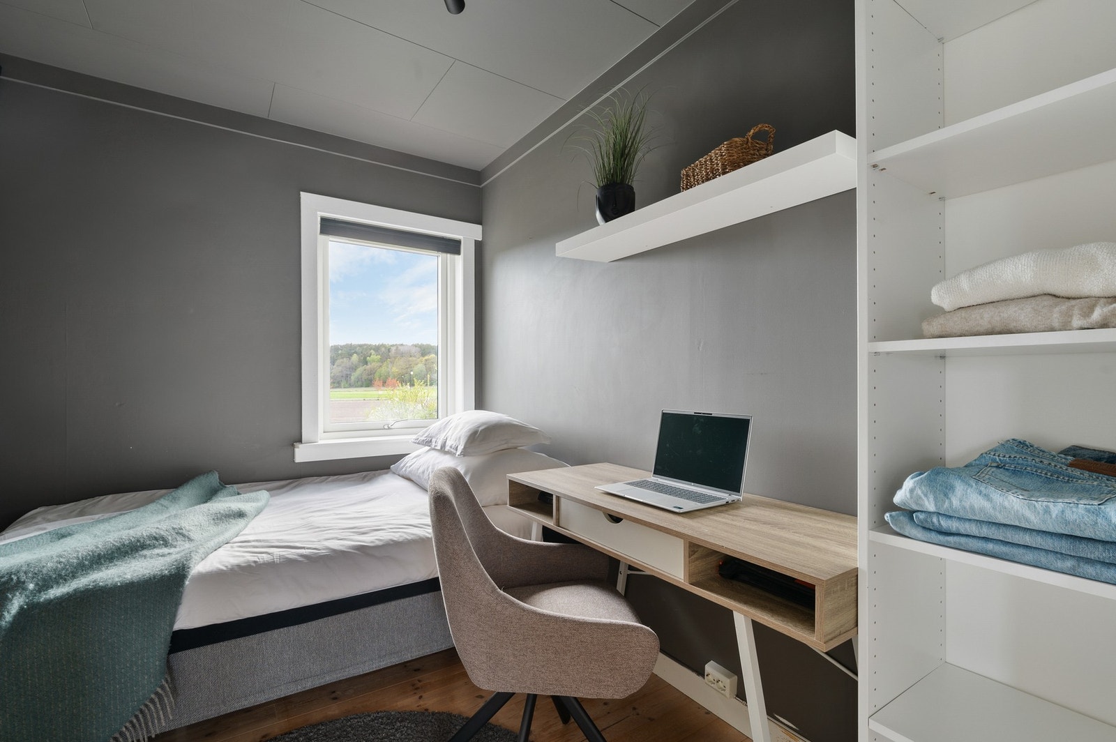 Soverommet har god plass til både pult, seng og garderobe. Galleribilde