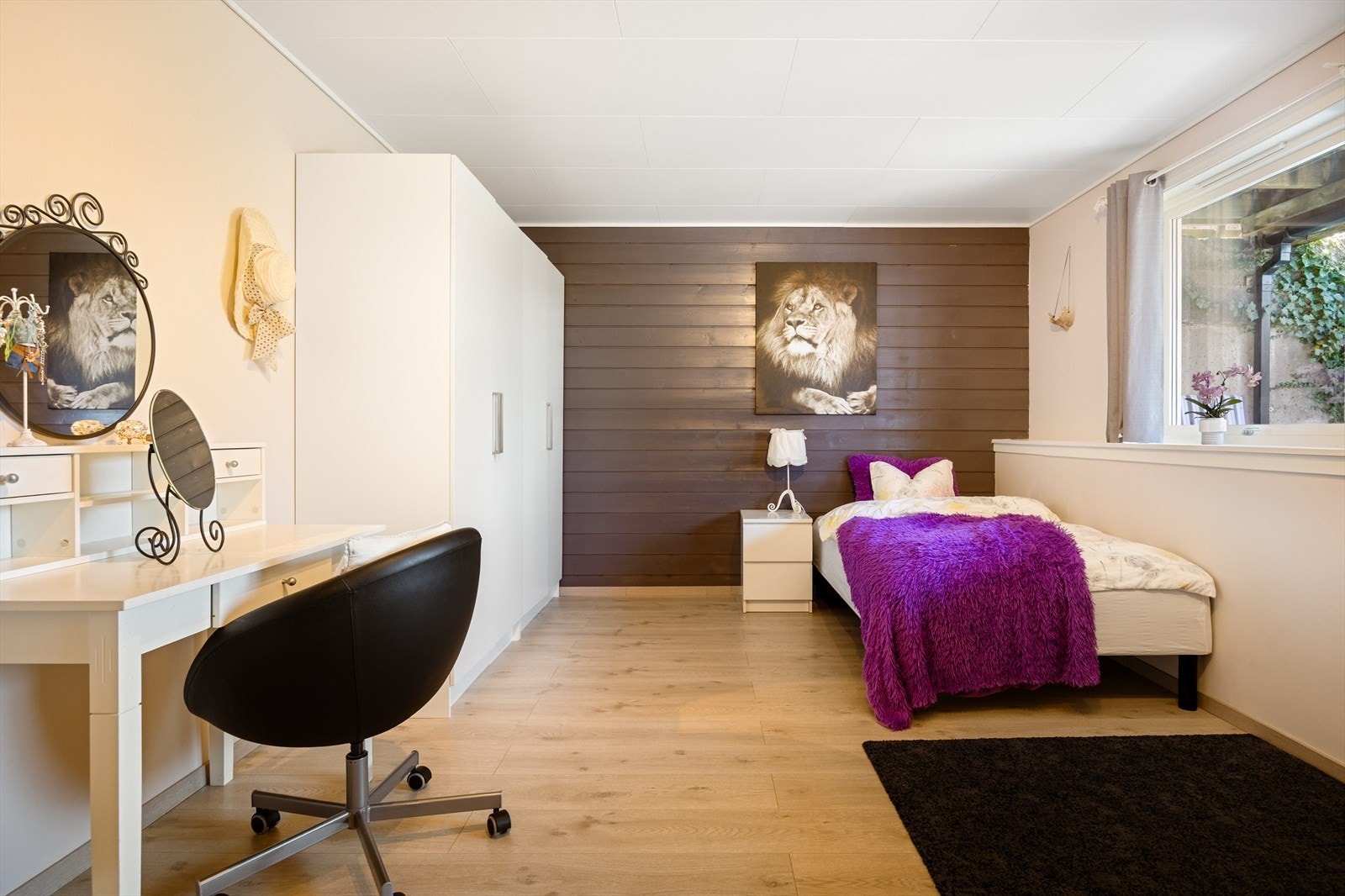 Første etasje inneholder to romslige soverom på hhv. 17,4 m² og 12,8 m². Galleribilde