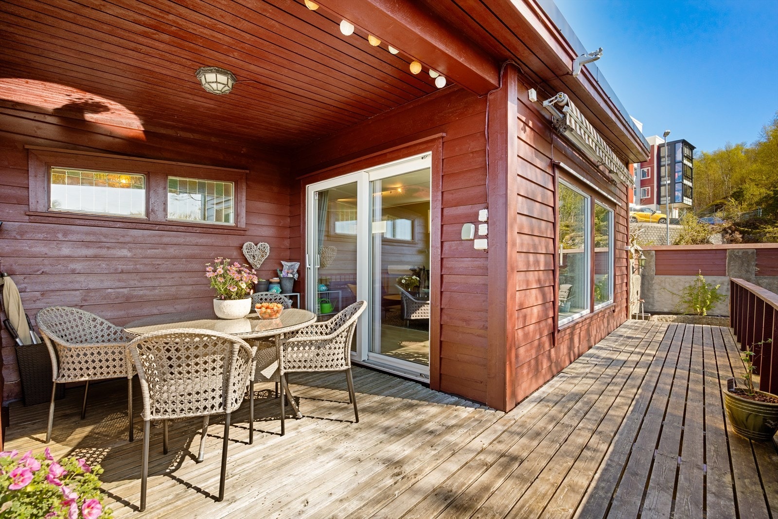 Terrassen er usjenert og en meget trivelig uteplass. Her nyter man fantastiske sommerdager med frisk sjøluft, sen kveldssol og nydelige solnedganger. Herfra går det trapp ned til de andre nivåene. Galleribilde