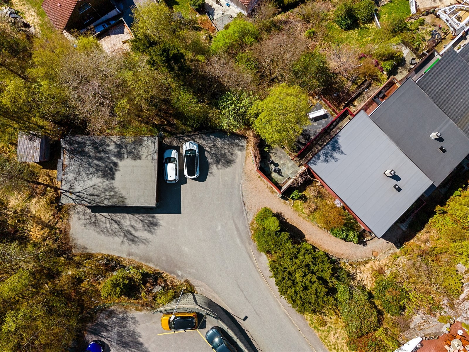 Svært enkel tilkomst med egen garasje ca 40 meter trappefri gange fra ytterdøren. Galleribilde