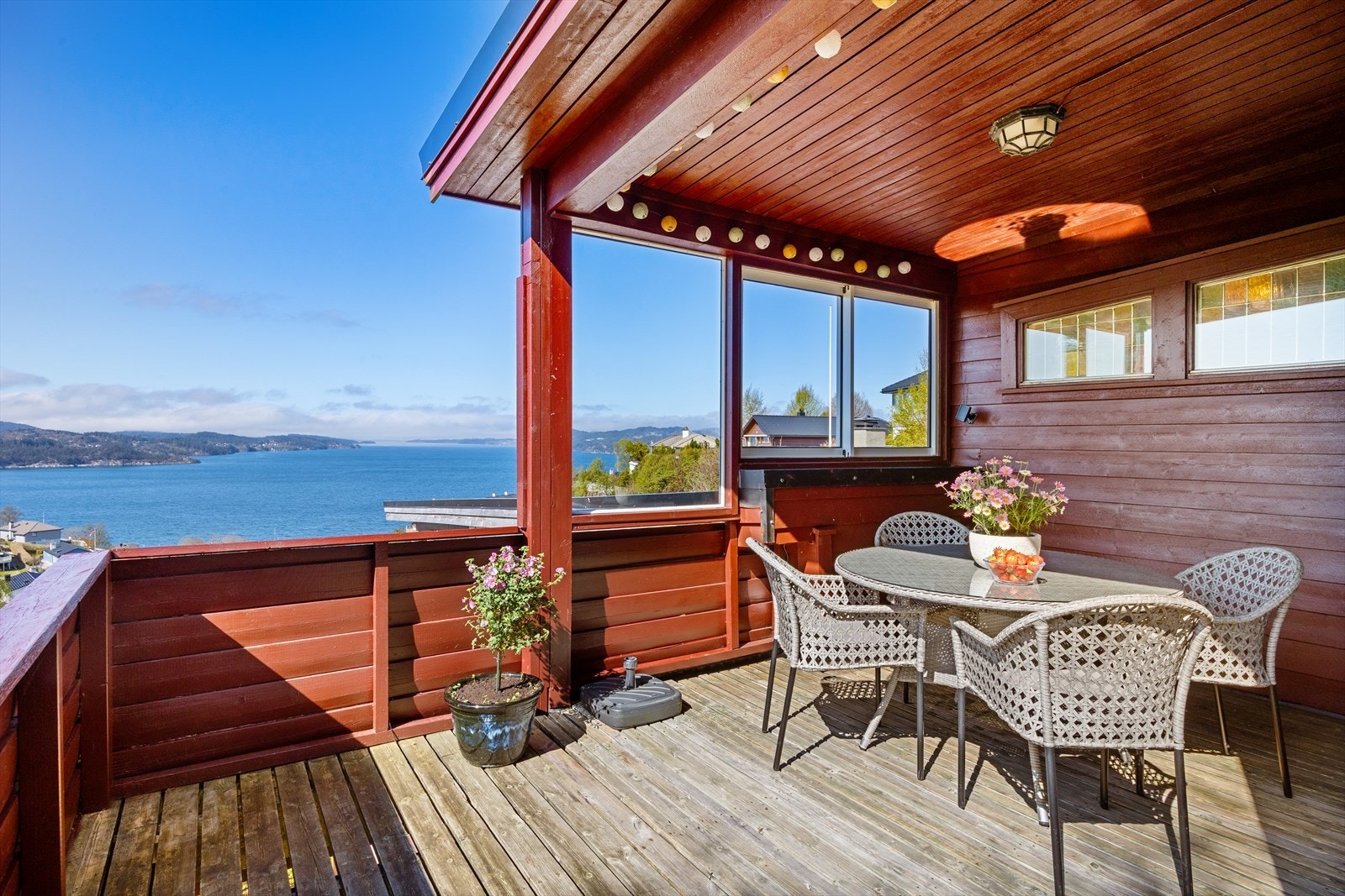 Her nyter man fantastisk sjøutsikt mot "fjordkrysset" Herdlefjorden, Salhusfjorden og Byfjorden. Galleribilde