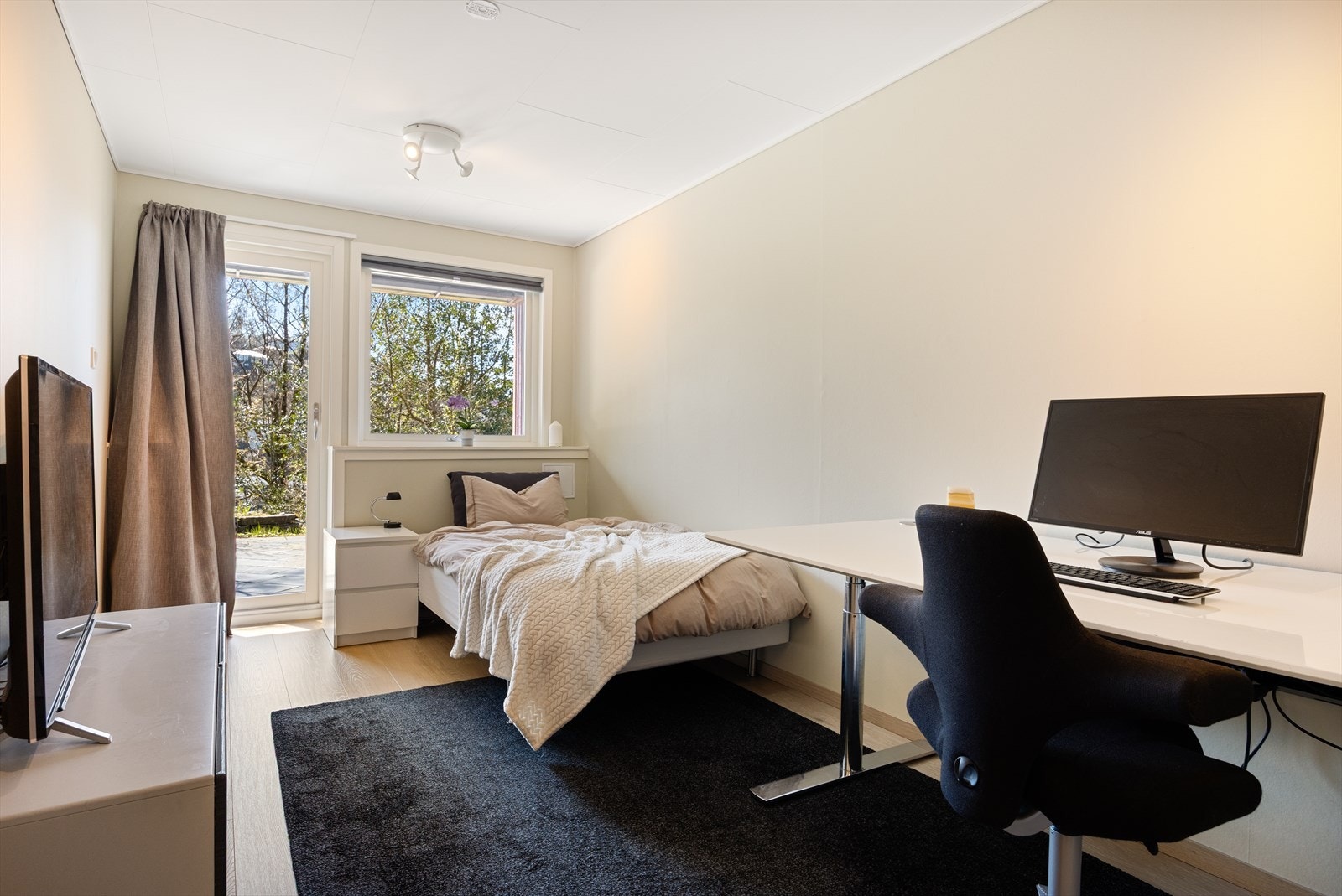 Dette soverommet har utgang til en sørvest vendt platting på ca 36 m² Galleribilde