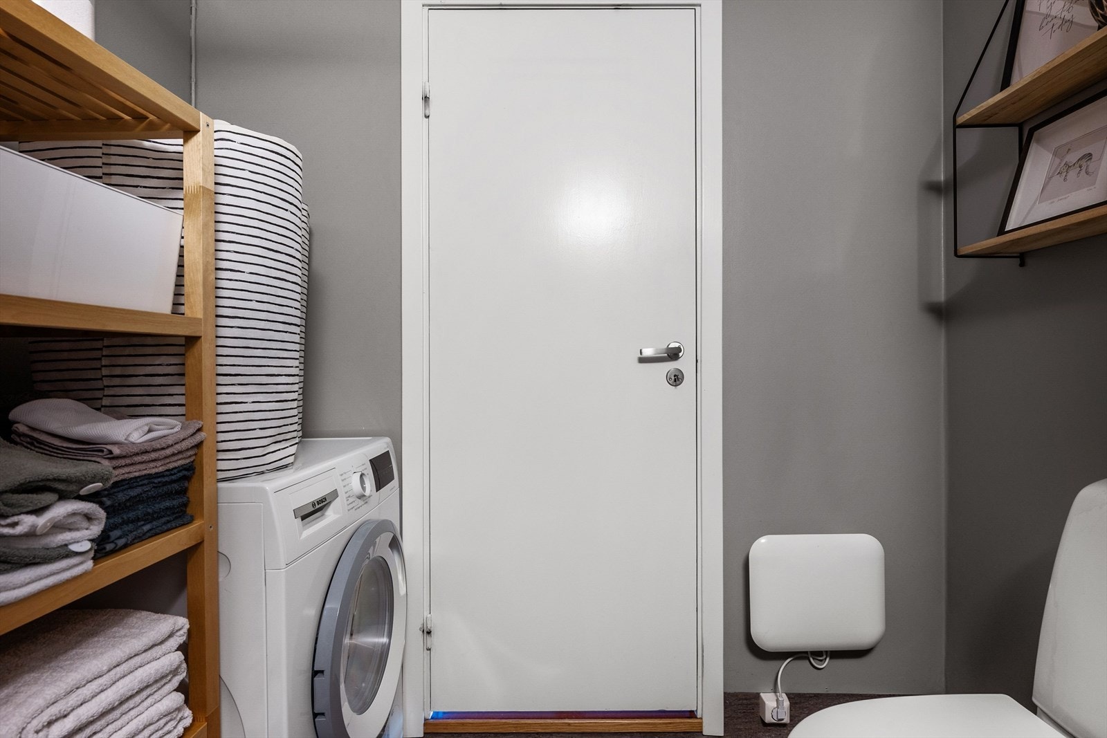 Det er opplegg for vaskemaskin og badet varmes opp med panelovn. Galleribilde