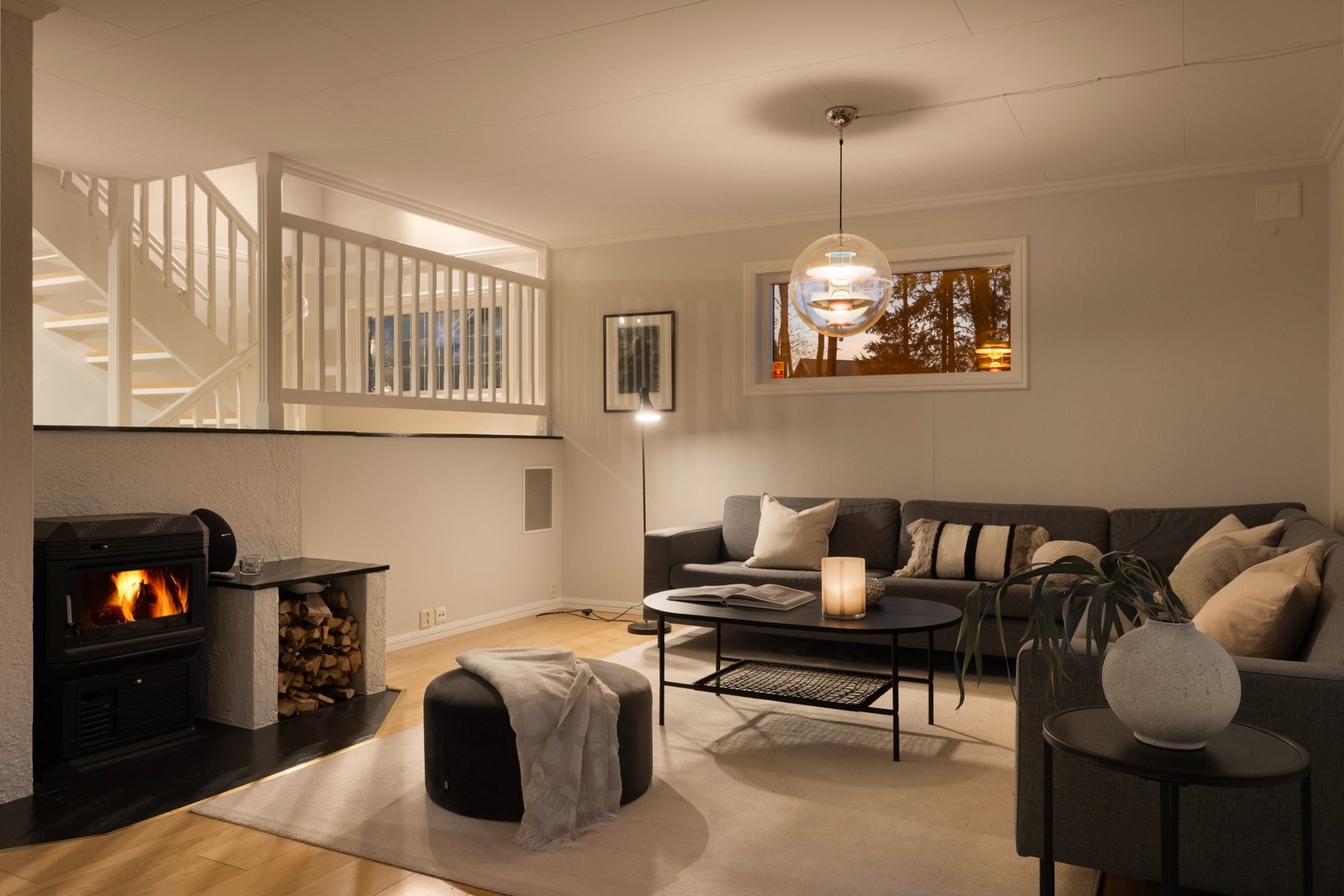 Stuen har naturlige soner for møblering av sofa, spisestue og øvrig møblement. Galleribilde