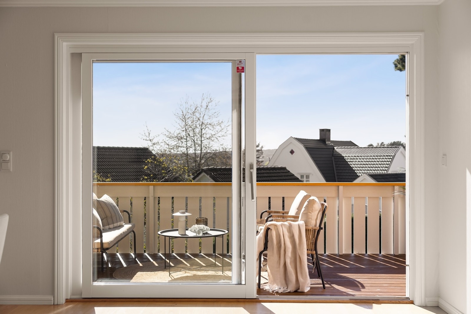 Man kan enkelt forlenge stua ytterligere i sommerhalvåret, ved å åpne skyvedøren til terrassen. Galleribilde