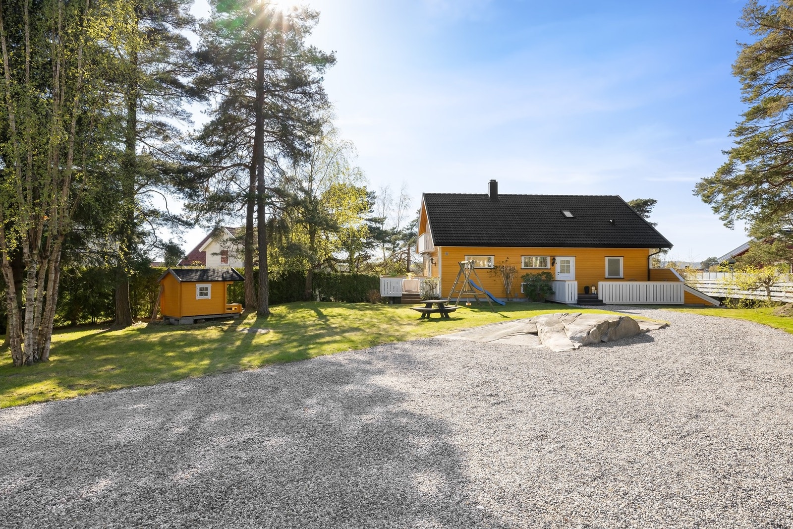 Tomten er usjenert, solrik og har to høydenivåer som er pent opparbeidet. Galleribilde