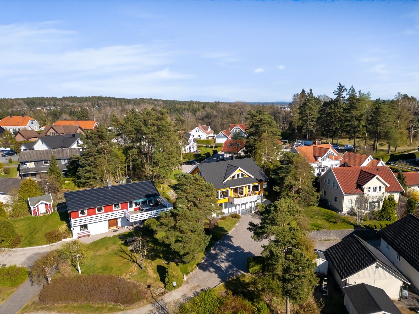Boligen ligger i et etablert boligområde med både eldre og nyere eneboliger. Galleribilde