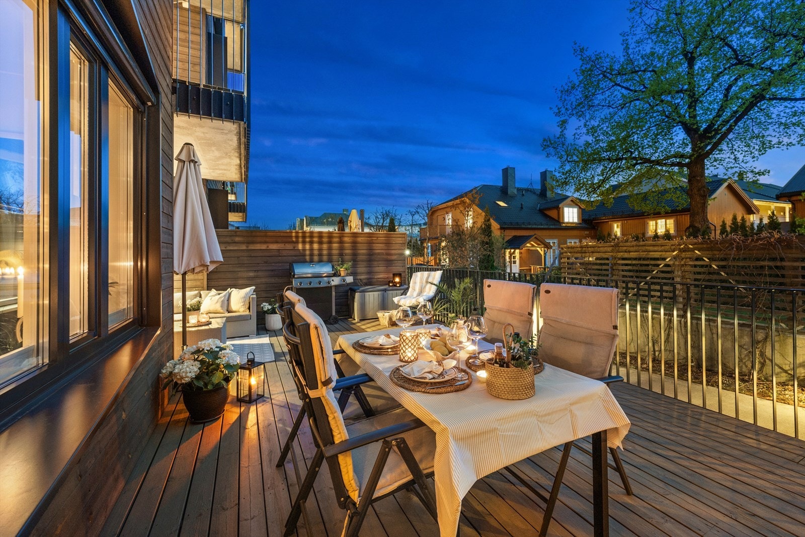Her har man god plass til flere uteplasser i sola og egen grillplass. Et ypperlig sted å nyte varme sommerdager. Galleribilde